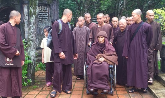 Thiền sư Thích Nhất Hạnh (ngồi xe lăn) cùng các tăng ni, Phật tử trong một buổi thiền hành tại chùa Từ Hiếu. Ảnh: Phúc Đạt.