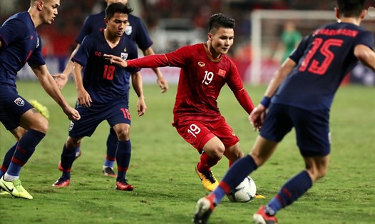 Quang Hải xử lí bóng trong vòng vây các cầu thủ Thái Lan tại Vòng loại World Cup 2022. Ảnh: S.T