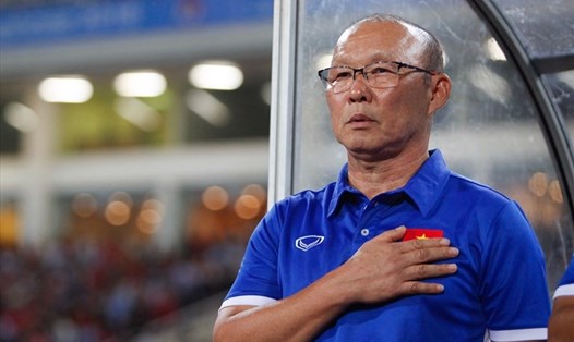 Huấn luyện viên Park Hang-seo luôn đặt tay lên ngực trái khi quốc ca Việt Nam vang lên trước các trận đấu. Ảnh: Đăng Huỳnh