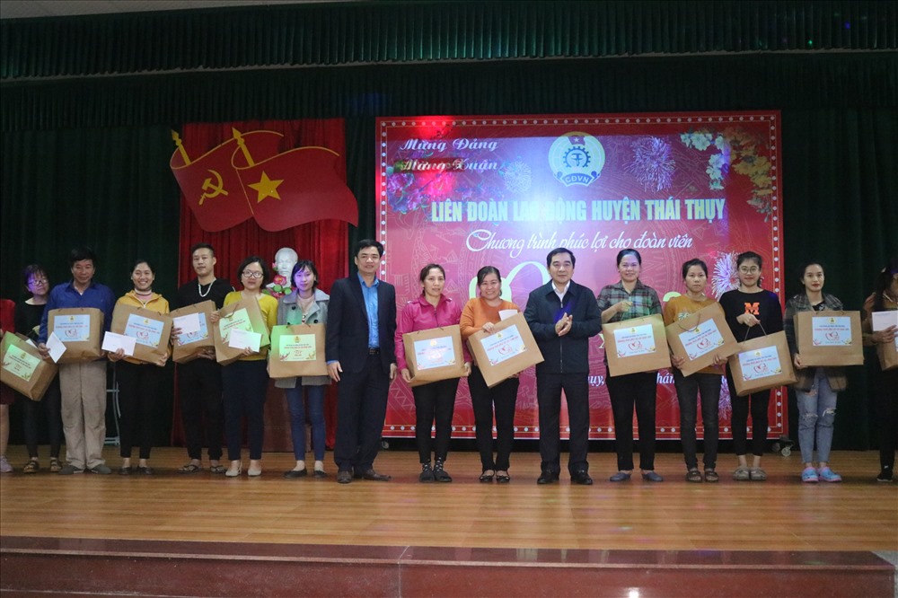 Đồng chí Nguyễn Tiến Thành - Phó bí thư Tỉnh ủy Thái Bình và đồng chí Bùi Xuân Vinh - Chủ tịch Liên đoàn Lao động tỉnh Thái Bình - trao quà cho CNLĐ.
