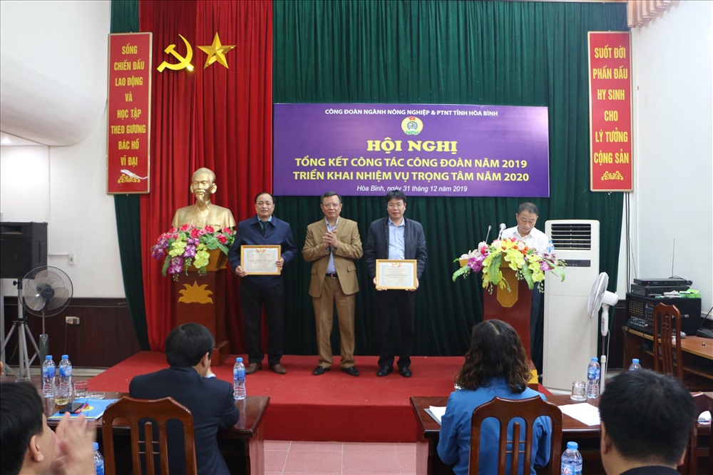 Đồng chí Hoàng Quốc Chung -Phó Chủ tịch LĐLĐ tỉnh -  tặng Bằng khen cho các cá nhân có thành tích trong hoạt động công đoàn năm 2019.