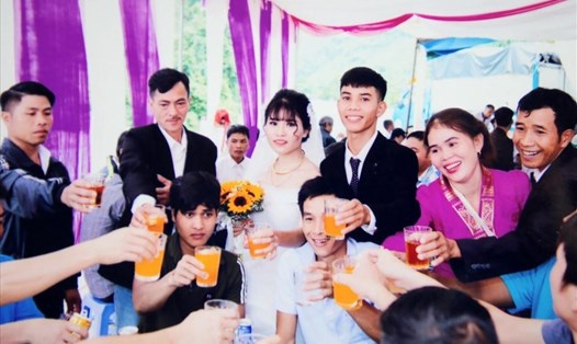 Đồng bào Cơ Tu ở Quảng Trị trong tiệc mừng, dùng nước cam nước ngọt thay cho rượu, bia. Ảnh: PV
