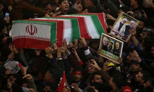 Người tham dự đám tang tướng Iran Qassem Soleimani tại Kerbala, Iraq ngày 4.1.2020. Ảnh: Reuters