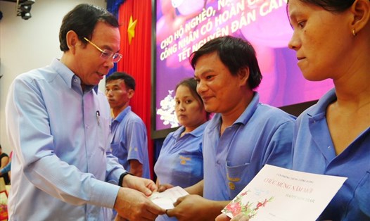 Đồng chí Nguyễn Văn Nên - Bí thư Trung ương Đảng, Chánh Văn phòng Trung ương Đảng (ngoài cùng bên trái), tặng quà của Tổng LĐLĐVN cho các công nhân có hoàn cảnh khó khăn. Ảnh Anh Tú.