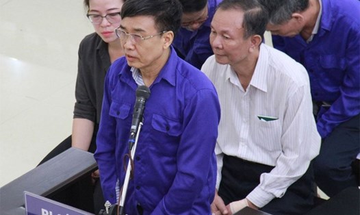 Cựu tổng giám đốc BHXH VN Lê Bạch Hồng (đứng) cùng cựu đồng cấp Nguyễn Huy Ban (áo trắng) tại phiên tòa sơ thẩm.