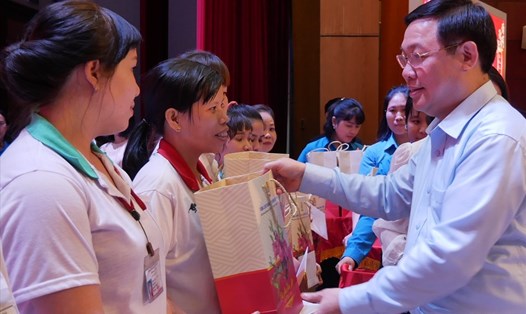 Phó Thủ tướng Vương Đình Huệ tặng quà cho các CNLĐ có hoàn cảnh khó khăn của tỉnh Tây Ninh. Ảnh Anh Tú