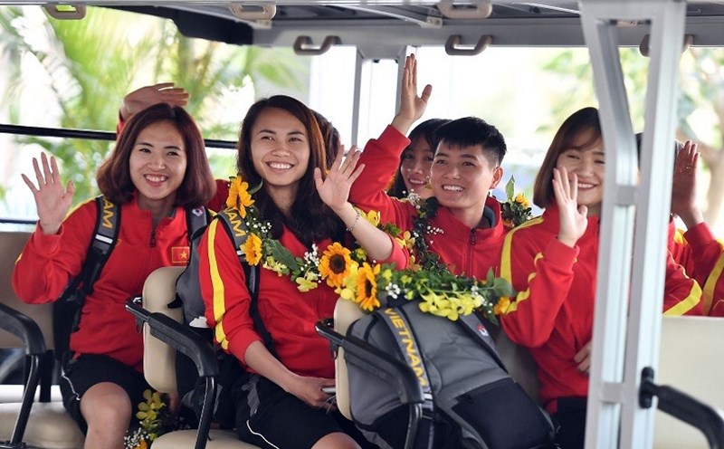 Các cầu thủ đội bóng đá nữ Việt Nam rạng rỡ tại Hạ Long