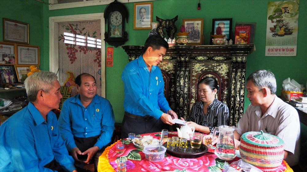 Thăm và trao quà cho công đoàn viên Đoàn Văn Tuấn. Ảnh: K.Q