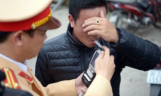 Cảnh sát giao thông đo nồng độ cồn ở Hà Nội. Ảnh: Phạm Đông