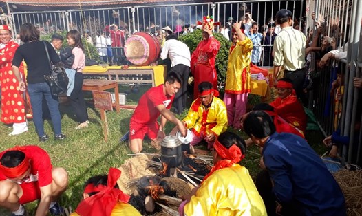 Trò chơi dân gian kéo lửa thổi cơm thi - một trong những nét đặc sắc văn hóa dân gian tỉnh Thái Bình. Ảnh LK