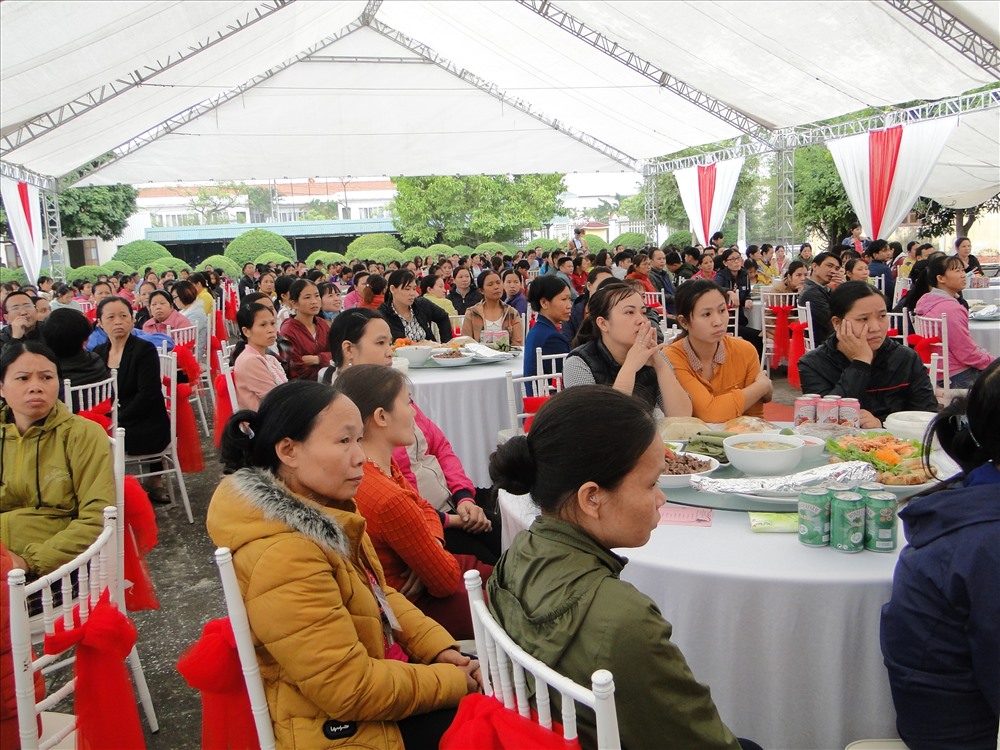 Đoàn viên, CNLĐ dự bữa cơm tất niên trong chương trình Tết sum vầy.