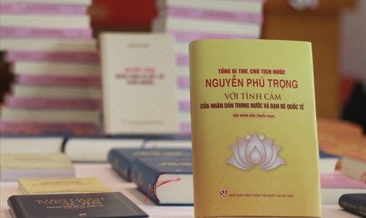Sách Tổng Bí thư, Chủ tịch Nước Nguyễn Phú Trọng với tình cảm của nhân dân trong nước và bạn bè quốc tế. Ảnh T.Vương