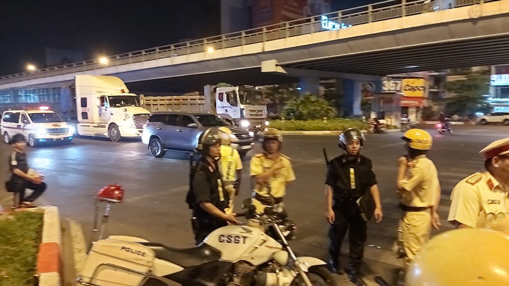 Lực lượng CSGT TPHCM chốt chặn kiểm tra nồng độ cồn. Ảnh: PV