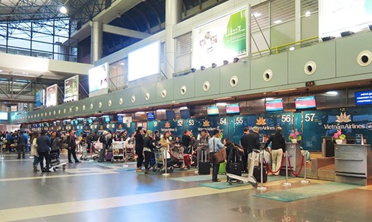 Hành khách làm thủ tục tại sân bay Nội Bài. Ảnh: GT