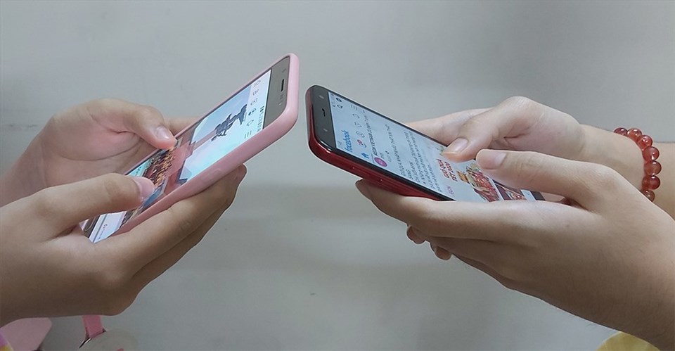Sử dụng công nghệ quá mức sẽ gây ảnh hưởng xấu đến đời sống tình cảm và hạnh phúc gia đình. Ảnh: QUỲNH NHƯ Sử dụng công nghệ quá mức sẽ gây ảnh hưởng xấu đến đời sống tình cảm và hạnh phúc gia đình. Ảnh: QUỲNH NHƯ