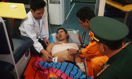 Gặp tai nạn nghiêm trọng khi đang hành nghề gần quần đảo Hoàng Sa, một ngư dân được cứu nạn kịp thời.