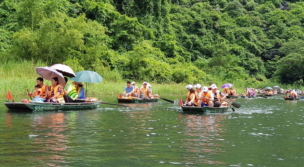 Du khách tham quan tại Khu du lịch sinh thái Tràng An. Ảnh: NT