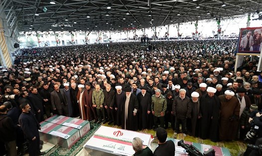 Đại giáo chủ Ayatollah Ali Khamenei, Tổng thống Iran Hassan Rouhani cùng các tướng lĩnh Iran tiễn biệt tướng Qasem Soleimani. Ảnh: Anadolu