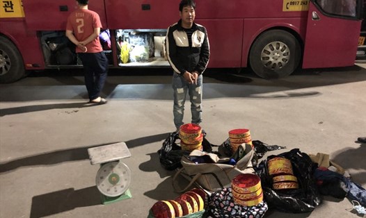 Đối tượng và tang vật là 20 kg pháo nổ bị Công an Quảng Ninh phát hiện, bắt giữ. Ảnh: CAQN