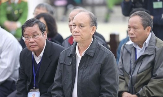 Bị cáo Trần Văn Minh cùng các bị cáo tại phiên tòa sơ thẩm. Ảnh: Nguyễn Hưng.