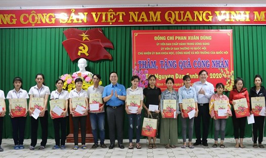 Những món quà Xuân Canh Tý đến với CNLĐ tỉnh Ninh Thuận. Ảnh: P.Linh