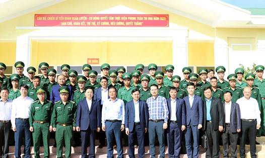 Đoàn công tác do Bộ trưởng Trần Hồng Hà chụp hình lưu niệm cùng Bộ đội Biên phòng. Ảnh: LX