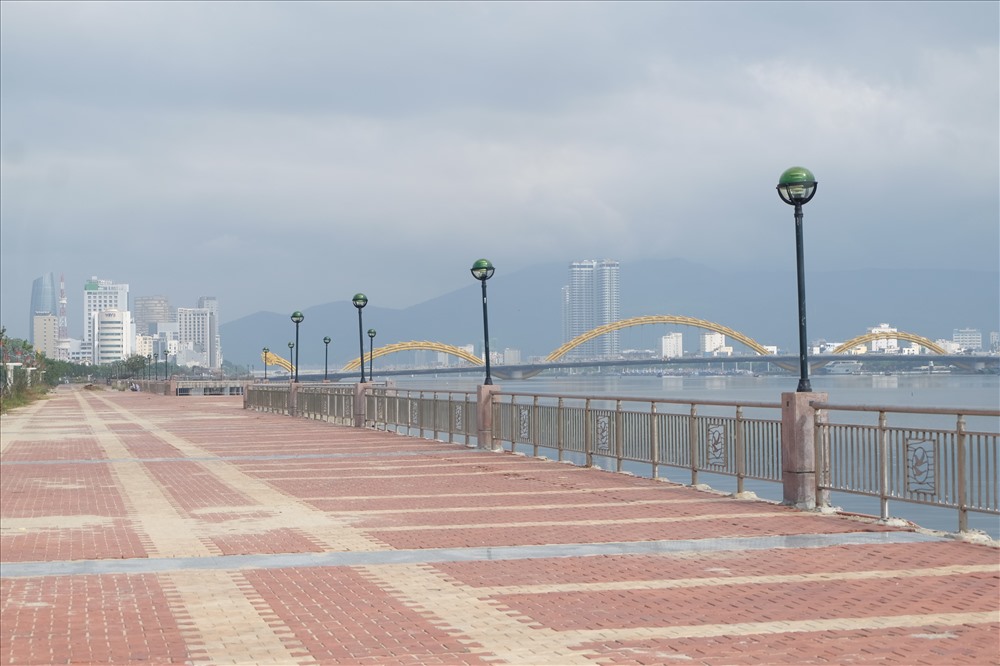 Phố đi bộ - chợ đêm Bạch Đằng nằm trên vỉa hè tuyến đường Bạch Đằng từ đường Bình Minh 4 đến đường Bình Minh 9 với chiều dài 650m, diện tích khoảng 2,2ha. ảnh: Khánh Nguyên