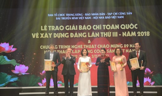 Chủ tịch Quốc hội Nguyễn Thị Kim Ngân và Thường trực Ban Bí thư Trần Quốc Vượng trao giải cho các tác giả, nhóm tác giả đoạt giải A Búa liềm vàng năm 2018. Ảnh TTXVN