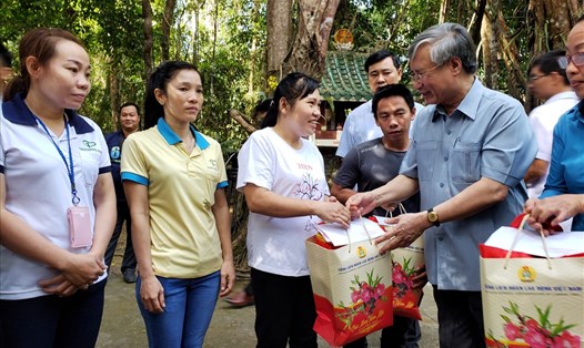 Đồng chí Trần Quốc Vượng - Ủy viên Bộ Chính trị - Thường trực Ban Bí thư tặng quà cho công nhân lao động tỉnh Đồng Nai. Ảnh: HAC