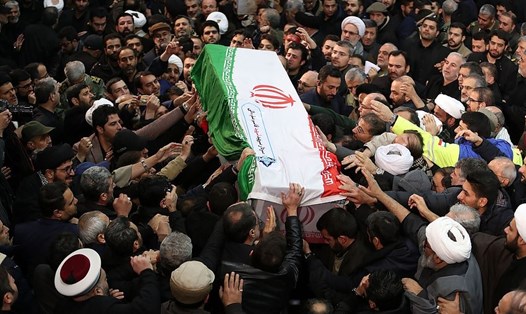 Biển người tiễn biệt tướng Qasem Soleimani ở Iran. Ảnh: Getty Images