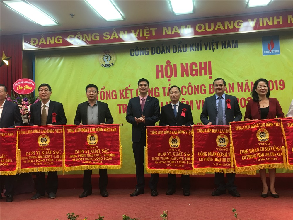 Đồng chí Ngọ Duy Hiểu tặng Cờ thi đua cho các tập thể. T.E.A
