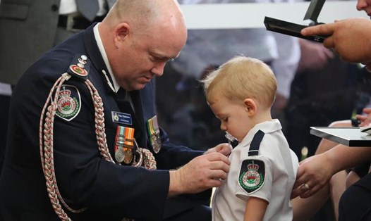 Harvey Keaton, 19 tháng tuổi, nhận huân chương thay người cha thiệt mạng trong khi đang làm nhiệm vụ trong trận cháy rừng ở Australia. Ảnh:Horsley Park Rural Fire Brigade