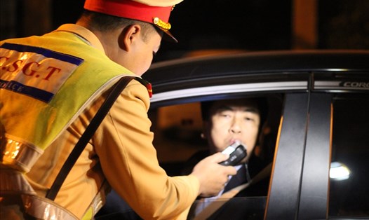 Cảnh sát giao thông kiểm tra nồng độ cồn. Ảnh T.Vương