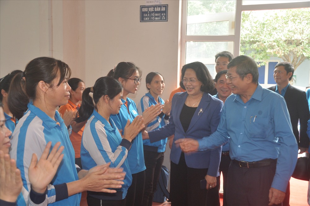 Đồng chí Đặng Thị Ngọc Thịnh – Ủy viên Trung ương Đảng, Phó Chủ tịch Nước Cộng hòa Xã hội Chủ nghĩa Việt Nam và đồng chí Trần Thanh Hải - Phó Chủ tịch Thường trực Tổng Liên đoàn Lao động Việt Nam- thăm hỏi, trò chuyện với công nhân lao động.