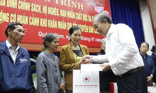 Phó Thủ tướng Thường trực Trương Hòa Bình tặng quà cho những gia đình có hoàn cảnh khó khăn tại Quảng Nam. Ảnh: T.C