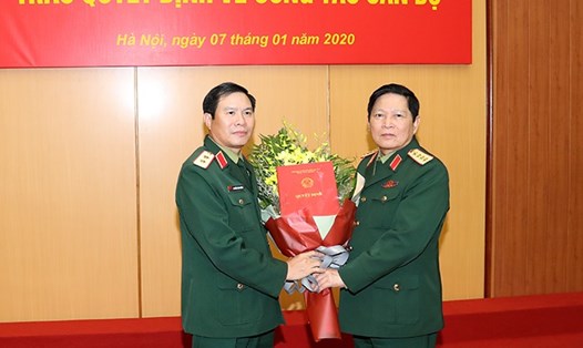 Đại tướng Ngô Xuân Lịch trao Quyết định cho Trung tướng Nguyễn Tân Cương. Ảnh BQP
