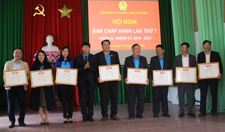 Đồng chí Phó chủ tịch LĐLĐ tỉnh Lâm Đồng trao bằng khen cho các đơn vị