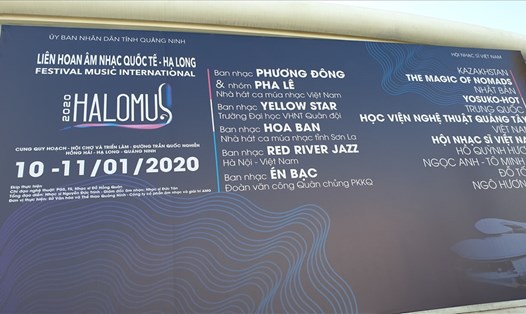 Một tấm pano lớn nhưng dịch sai "Liên hoan âm nhạc quốc tế" tại Cung Quy hoạch, Hội chợ và Triển lãm tỉnh Quảng Ninh. Ảnh chụp sáng 8.1.2020