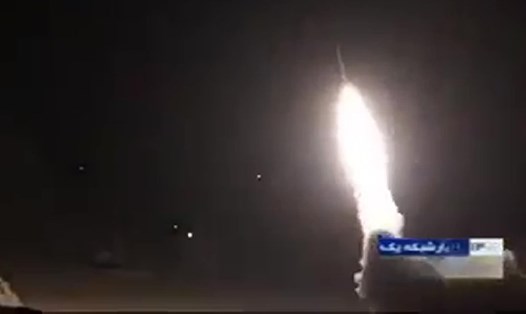 Tên lửa Iran tấn công căn cứ Mỹ ở Iraq. Ảnh: Sima News