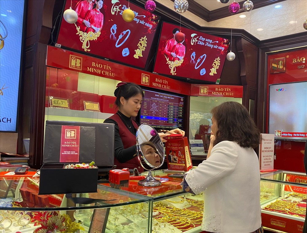 Số lượng khách đến giao dịch thưa thớt trong sáng 8.1. Ảnh L.Hương