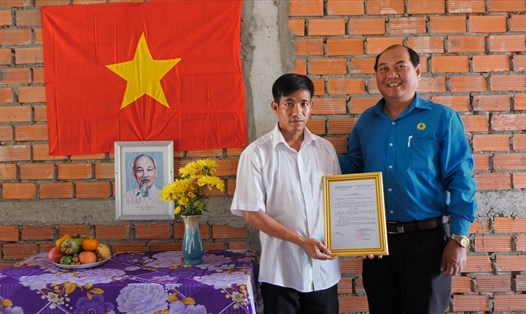 Lãnh đạo LĐLĐ huyện Cai Lậy trao Quyết định bàn giao "Mái ấm Công đoàn" cho anh Nguyễn Minh Khoa. Ảnh: k.Q