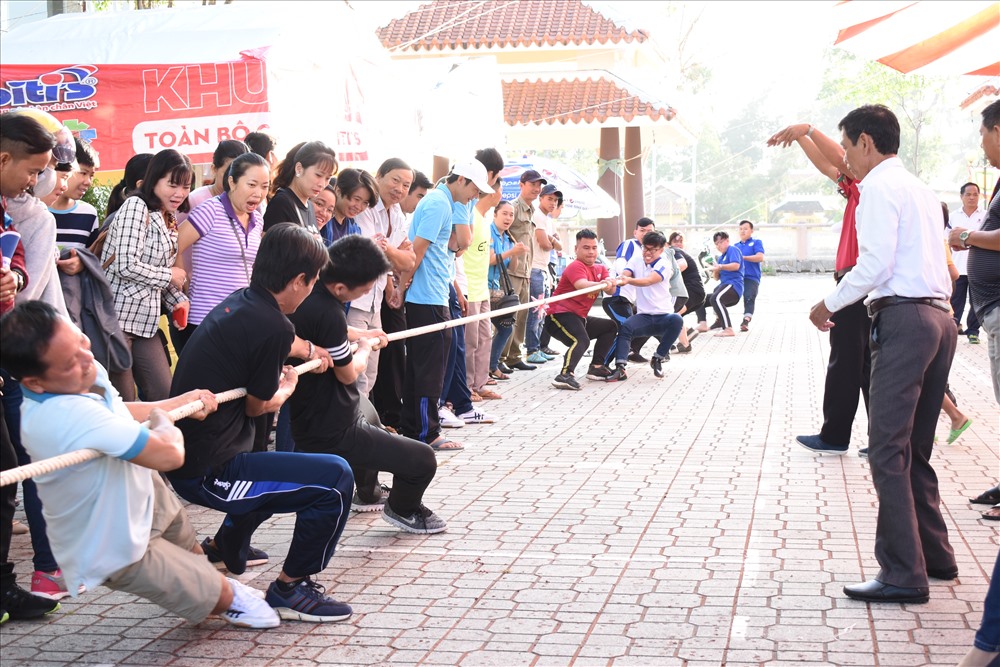 Các vận động viên tham dự môn kéo co. Ảnh: Thành Nhân