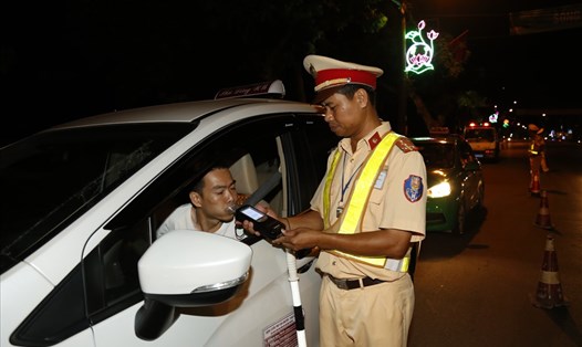 Lực lượng CSGT Công an thành phố Ninh Bình tiến hành kiểm tra nồng độ cồn đối với các lái xe. Ảnh: NT
