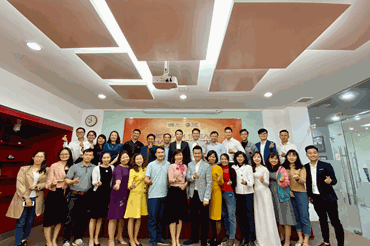 Đại diện ban tổ chức và các giáo viên đến từ các trường THPT tham dự lễ khai mạc Cuộc thi “Vietnam STEAM Challenge 2020"