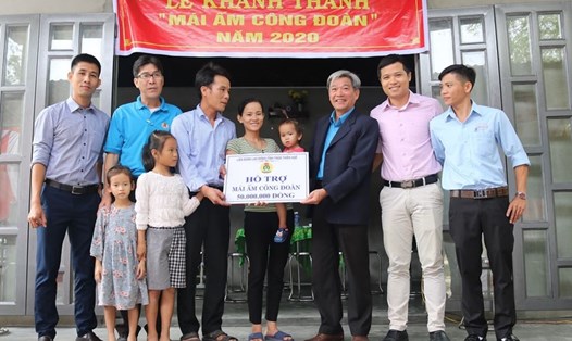 Bàn giao "Mái ấm Công đoàn" cho gia đình anh Nguyễn Tri Quý.