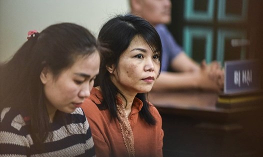 Hai bị cáo Vân và Vững (từ trái qua) tại phiên tòa sơ thẩm.