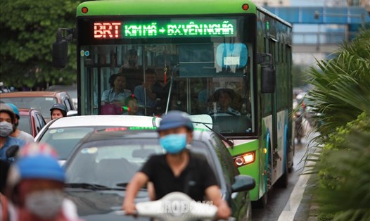 Nhiều phương tiện vô tư đi vào làn bus nhanh BRT. Ảnh: Tô Thế