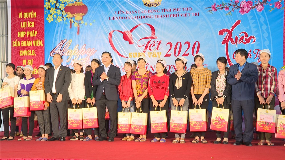 Các đồng chí lãnh đạo trao quà tới công nhân lao động tại Chương trình.