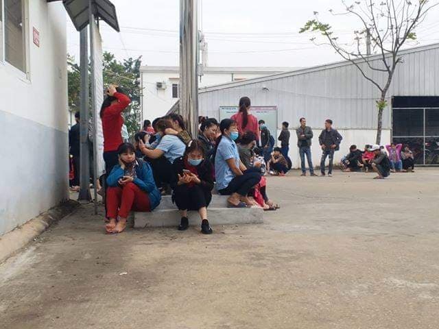 Công nhân tụ tập trước cổng Công ty. Ảnh: N.H