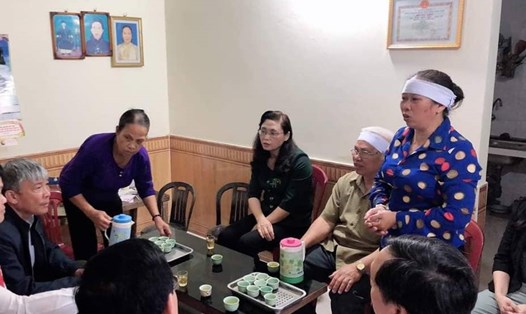 Lãnh đạo tỉnh Thái Bình thăm hỏi gia đình vợ chồng ngư dân tử vong vì thuyền chìm. Ảnh: KL